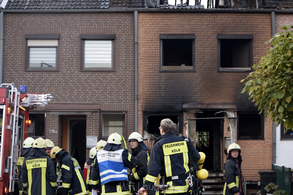 Feuer 2 Vollbrand Reihenhaus Roggendorf Berrischstr P097.JPG - Miklos Laubert